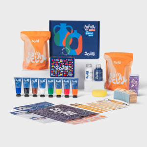 alt
Kit di ceramica per due in scatola blu scuro con colori classici e timbri per lettere