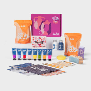 alt
Kit di ceramica per due in scatola rosa con colori floreali e timbri per lettere