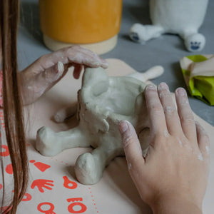 Ein kleines Kind formt ein niedliches DIY-Projekt mit ihrem Sculpd-Kinder-Töpferkit