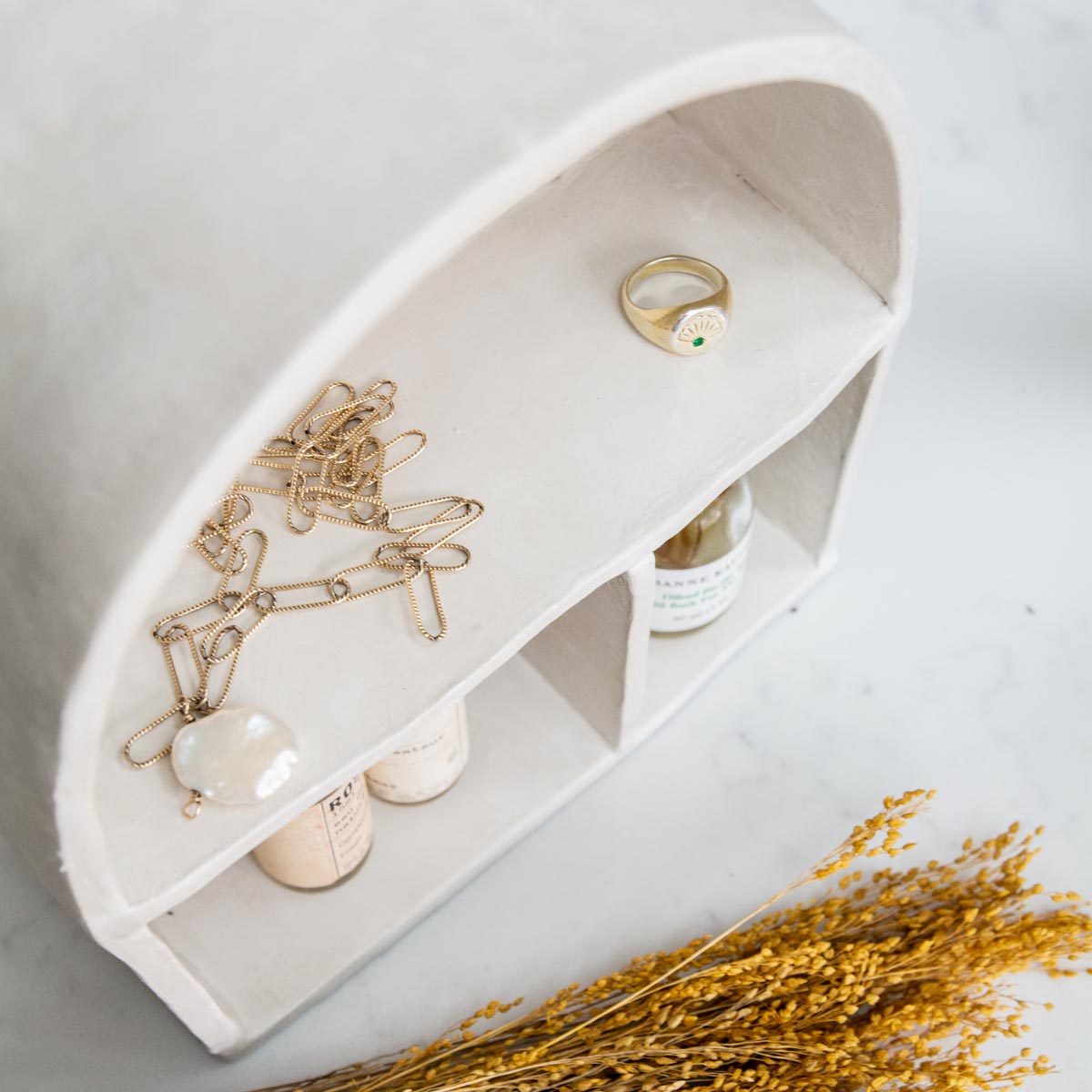 Kit de poterie Sculpd Home : Étagère à cosmétiques mini